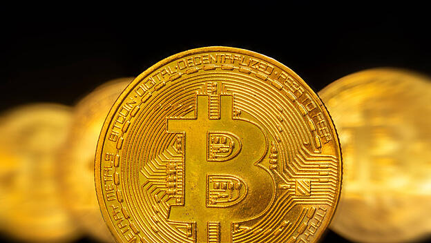 Nahaufnahme von symbolischen Bitcoins