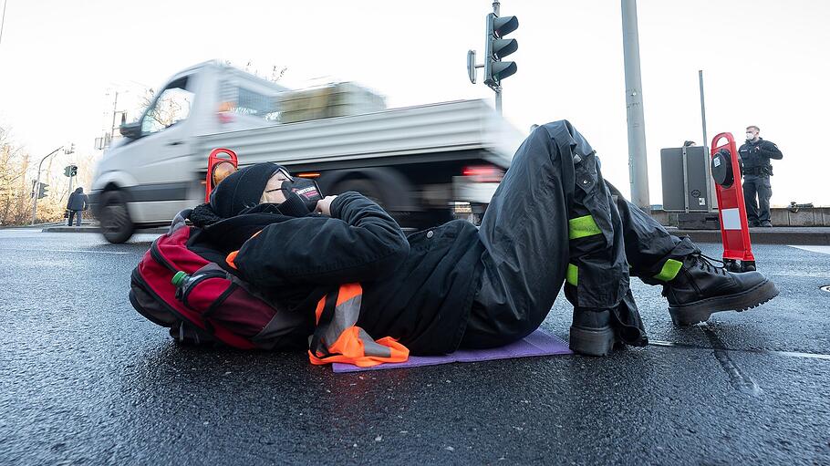 „Letzte Generation“ blockiert Airportring in Frankfurt