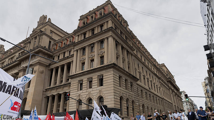 Argentina: Mobilization against the Supreme Court of Justice of the Nation.