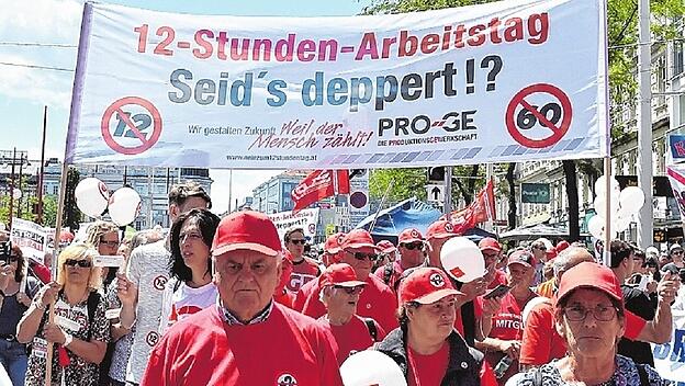 Demonstration gegen Ausweitung der Arbeitszeit