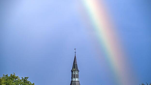 Regenbogen über Kirchturm