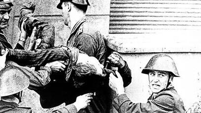 Die Leiche des 18-jährigen Ostberliner Maurers Peter Fechter wird von DDR-Grenzsoldaten weggetragen.