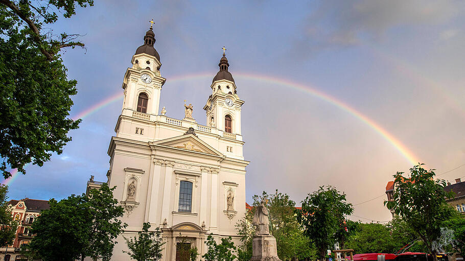 Kirche unter einem Regenbogen in Budapest