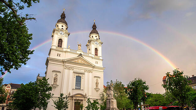 Kirche unter einem Regenbogen in Budapest