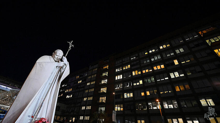 Statue Johannes Paul II. vor dem Gemelli-Krankenhaus.