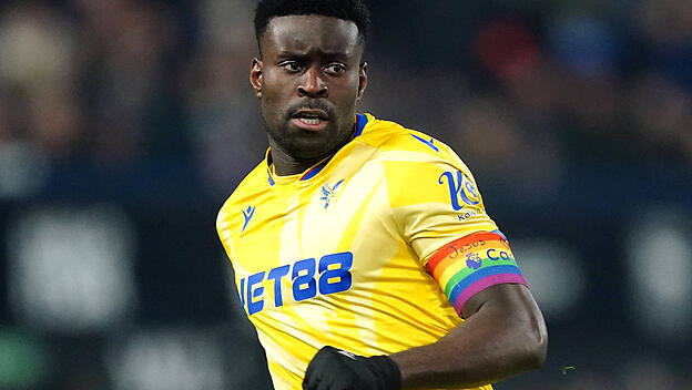 Marc Guehi mit &bdquo;Jesus <3 you&ldquo;-Binde