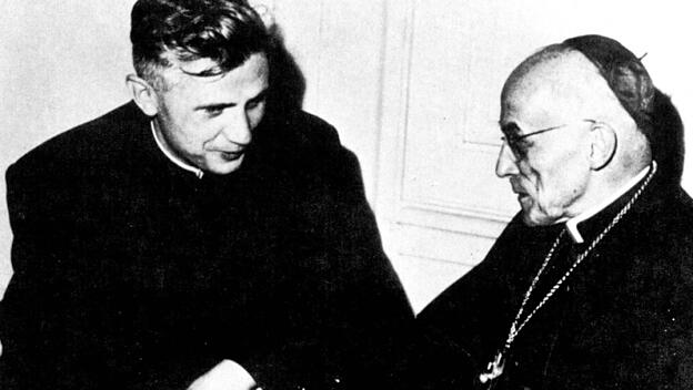 Der junge Theologieprofessor Joseph Ratzinger und Kardinal Joseph Frings
