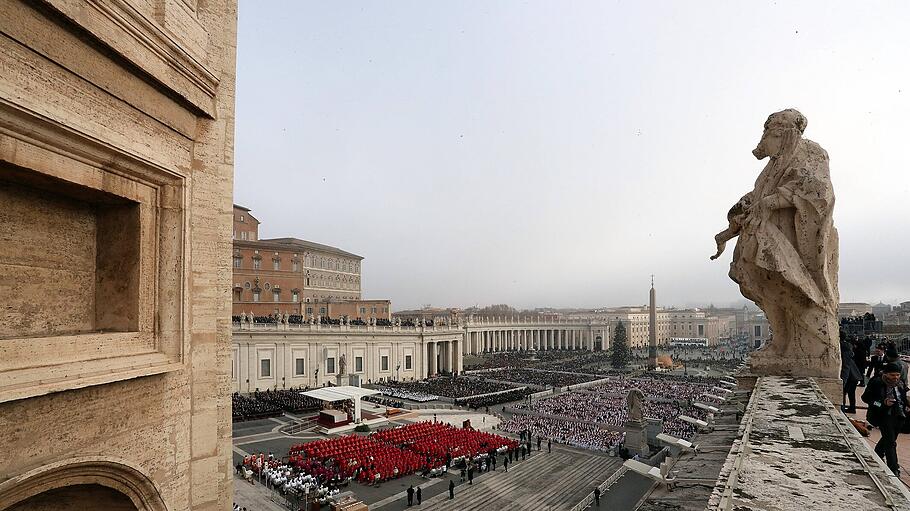 200.000 Gläubige nahmen Abschied vom aufgebahrten Benedikt XVI.