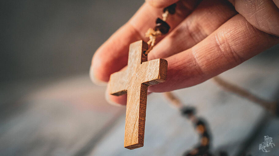 Rosenkranz in der Hand