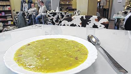 Ein Teller Suppe: Impression von der Magdeburger Tafel.
