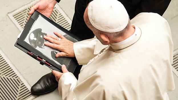 Papst Franziskus segnet Bild