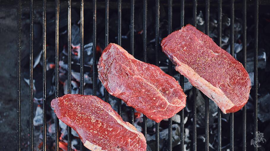 Rinderstreifensteaks auf dem Grillrost