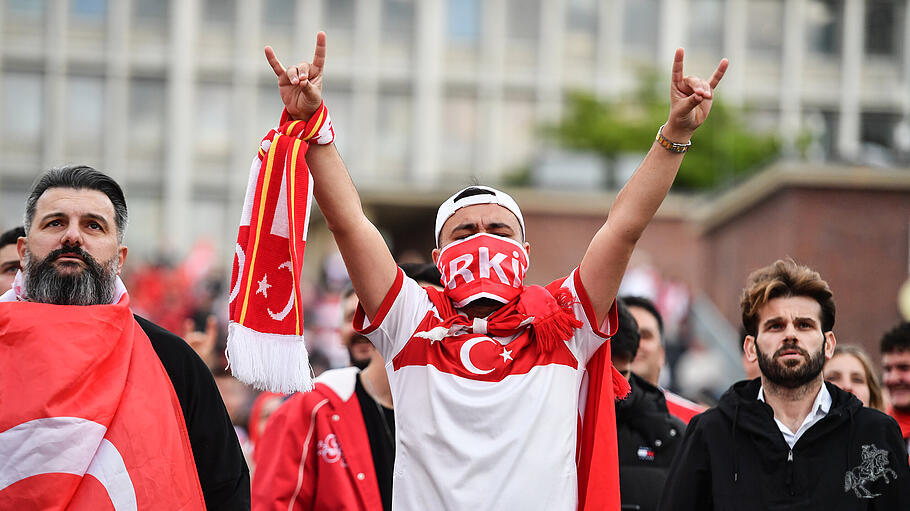 Das nationalistische Wolfszeichen