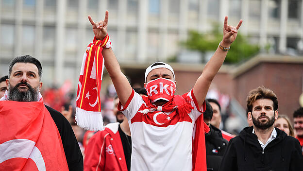 Das nationalistische Wolfszeichen