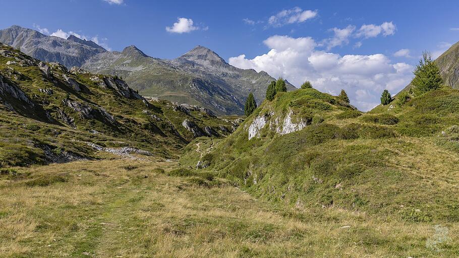 Blick zur Passhöhe mit Piz Gannaretsch