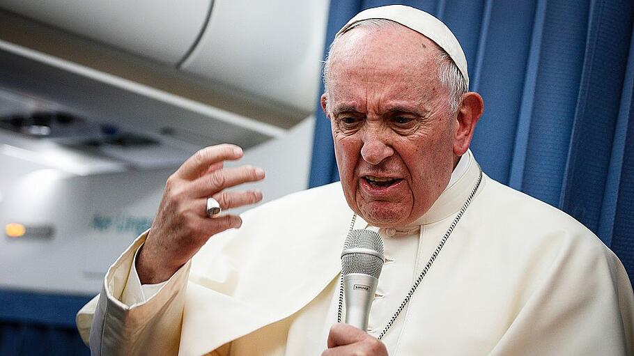 Papst Franziskus im Flugzeug