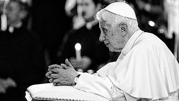 Papst Benedikt XVI. im Gebet