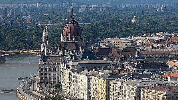 Budapest: Blick über die Donau auf das ungarische mit Parlamentsgebäude