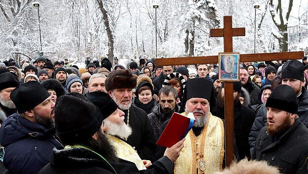 Gläubige der OKU beten in Kiew