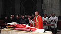 Kardinal Gambetti leitete die kurze Zeremonie der Aufbahrung des verstorbenen Papst Benedikt XVI.