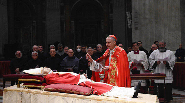 Kardinal Gambetti leitete die kurze Zeremonie der Aufbahrung des verstorbenen Papst Benedikt XVI.