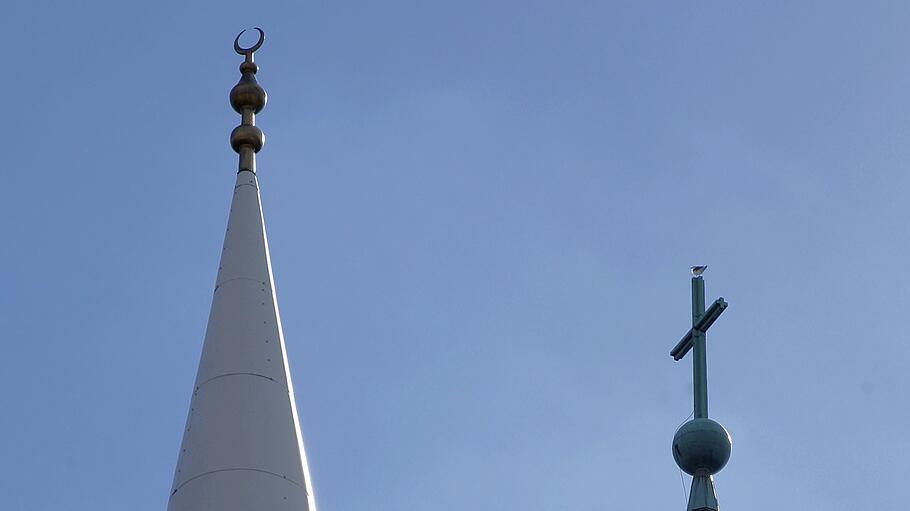 Minarett und Kirche