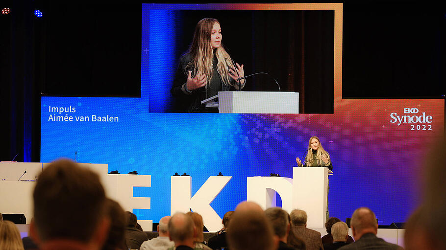 Die Klimaaktivistin und Angehoerige der Letzten Generation Aimee van Baalen (Foto) spricht am 08.11.2022 waehrend der S