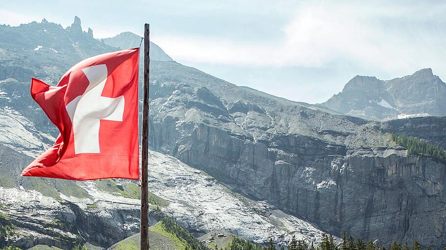 Die Schweizer Flagge weht in den Alpen.