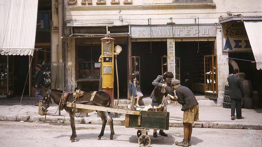 Esel vor Tankstelle, Griechenland 1950er