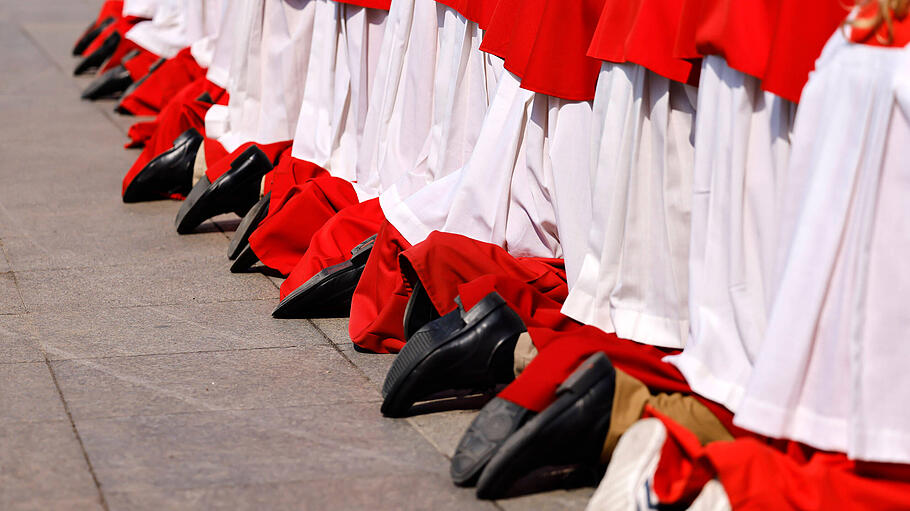 Knien vor der Eucharistie