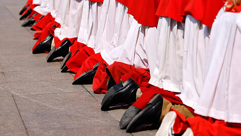 Knien vor der Eucharistie