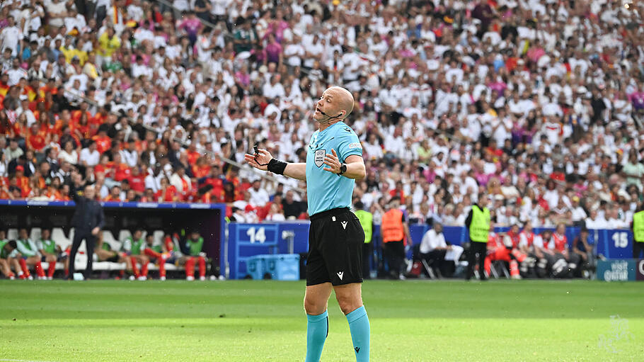 Schiedsrichter Anthony Taylor beim Spiel Deutschland gegen Spanien