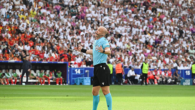 Schiedsrichter Anthony Taylor beim Spiel Deutschland gegen Spanien