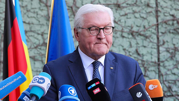 Steinmeier gibt in der deutschen Botschaft vor Pressevertretern eine Erklärung zur Reiseabsage nach Kiew.