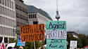 Gegendemonstranten  zum "Marsch für das Leben" in Berlin. Die Regierung will das Erlernen von Abtreibungen ins Medizinstudium einführen.