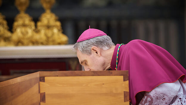 Georg Gänswein am Sarg des verstorbenen Papstes Benedikt XVI.