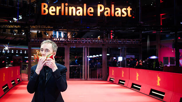 Dag Johan Haugerud präsentiert seinen goldenen Bären