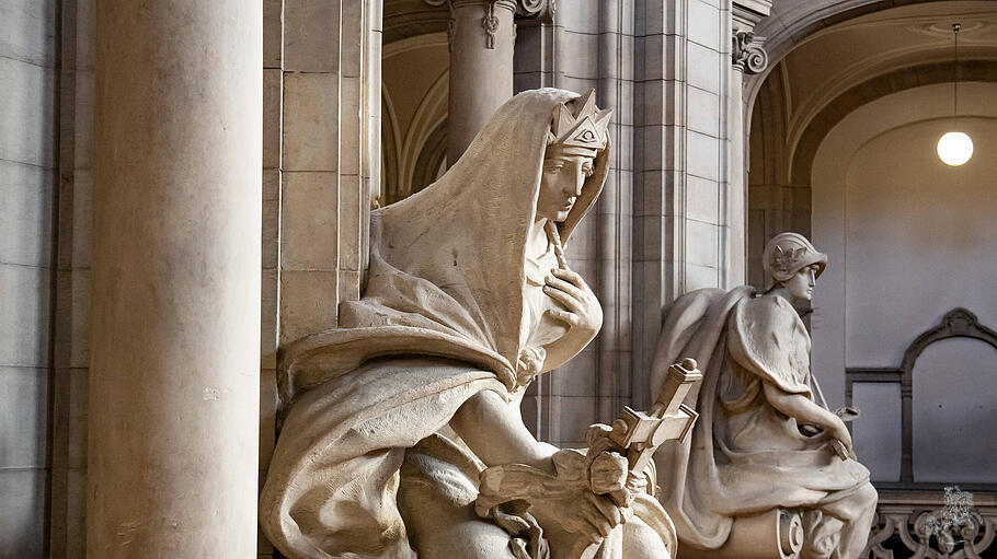 Statuen im Kriminalgericht Moabit