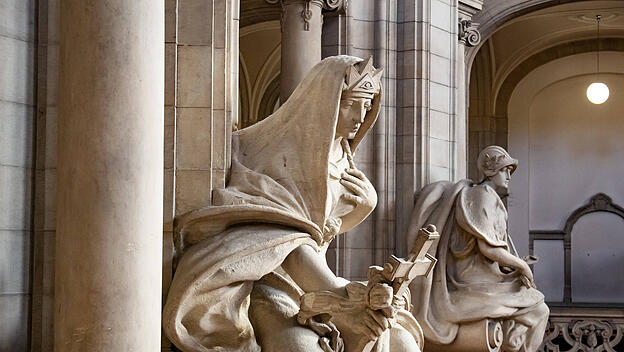 Statuen im Kriminalgericht Moabit