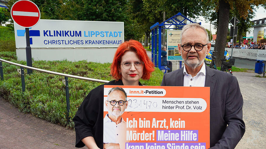 Chefarzt Joachim Volz (re.) demonstriert vor der Gerichtentscheidung