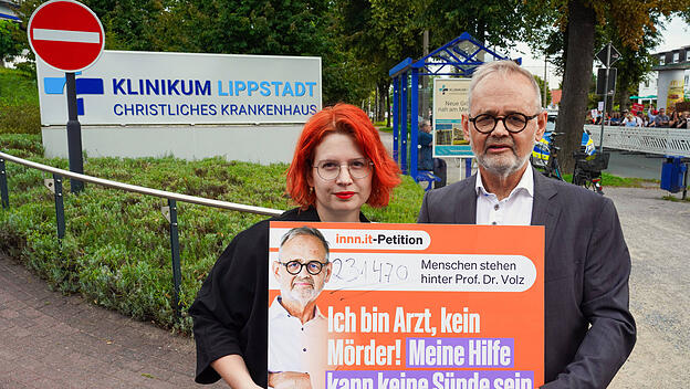 Chefarzt Joachim Volz (re.) demonstriert vor der Gerichtentscheidung