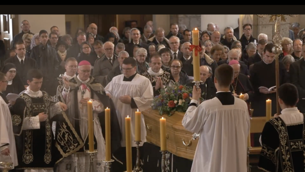 Weihbischof Fellay (SSPX) segnet des Sarg des verstorbenen Churer Bischofs Vitus Huonder.