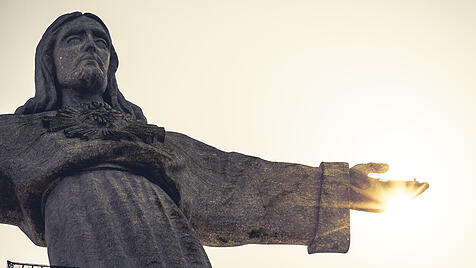 Christus-Statue in Lissabon in Portugal. In Jesus Christus offenbart Gott seine Liebe zur Menschheit.
