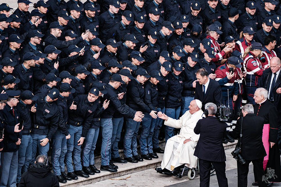 Franziskus begrüßt am 13. November 2024 italienische Polizisten auf dem Petersplatz