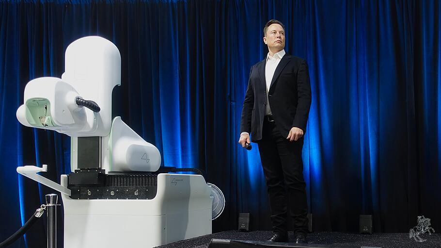Elon Musk bei der Präsentation seines Gehirnimplantat-Projekts „Neuralink“ im Sommer 2020.