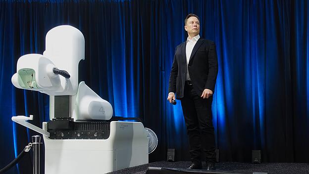 Elon Musk bei der Präsentation seines Gehirnimplantat-Projekts „Neuralink“ im Sommer 2020.