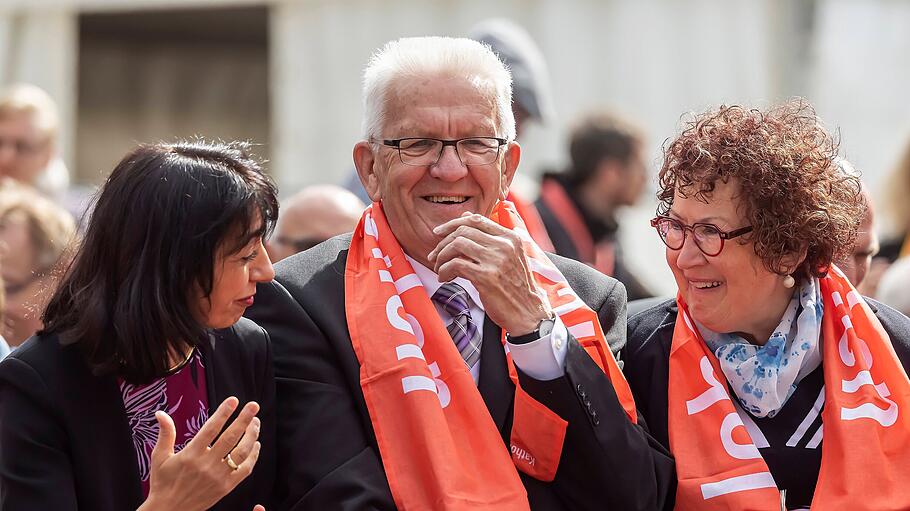 Ministerpräsident BW Winfried Kretschmann mit seiner Ehefrau Gerlinde und Landtagspräsidentin Muhterem Aras