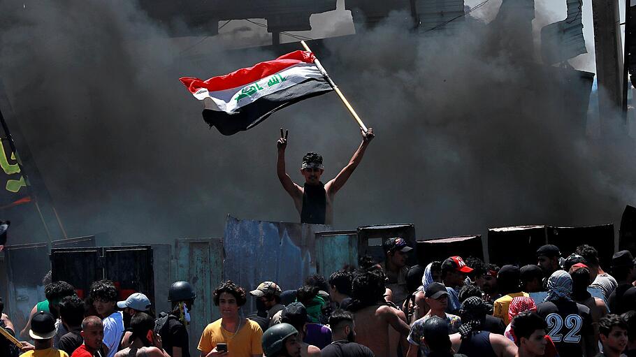 Demonstranten kurz nach der Ernennung der neuen Regierung in Bagdad.