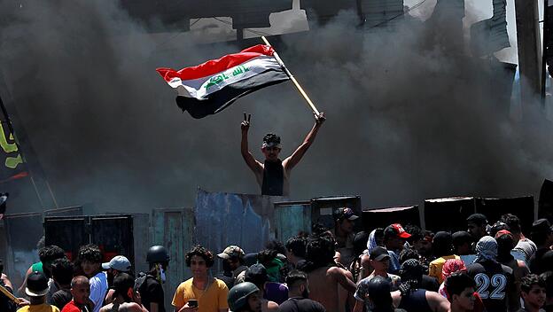 Demonstranten kurz nach der Ernennung der neuen Regierung in Bagdad.