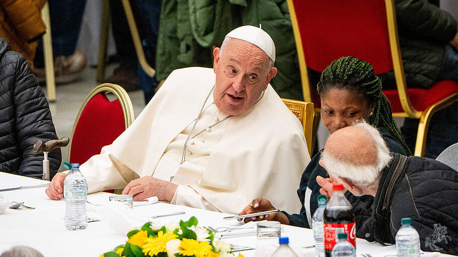 Pope Francis greets and speaks with some of the homeless people, nov 17, 2024